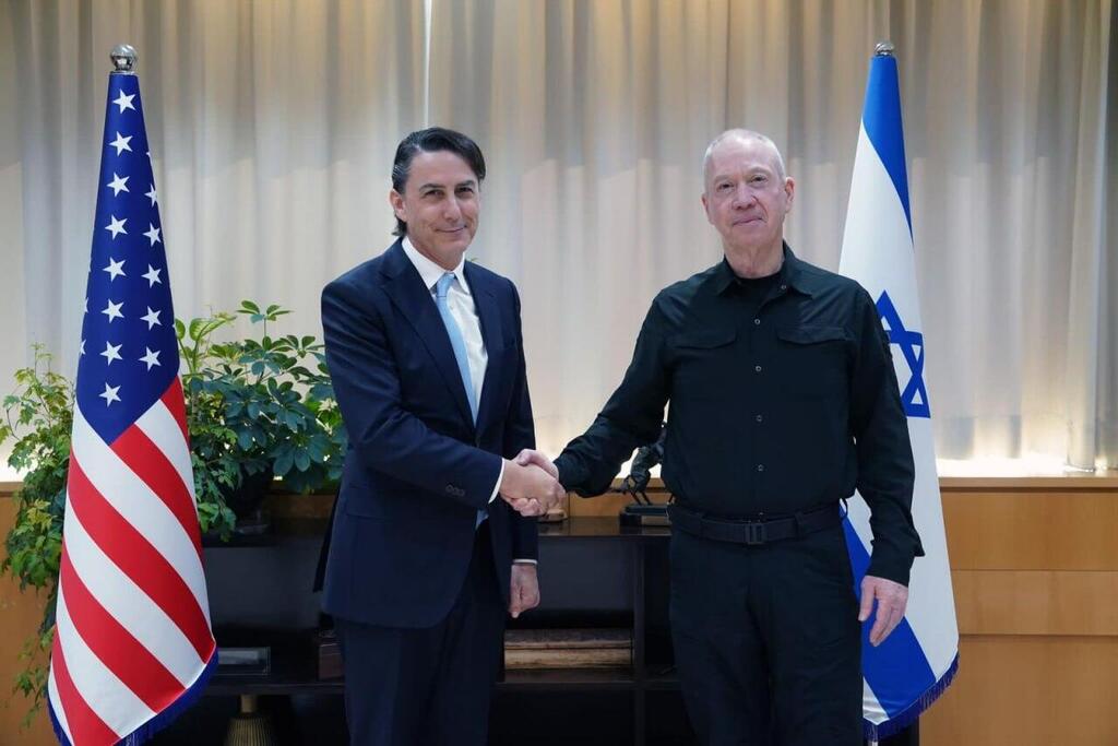 Amos Hochstein after a meeting with Defense Minister Yoav Gallant (Photo: Ariel Hermoni, Defense Ministry) יואב גלנט בפגישה עם עמוס הוכשטיין