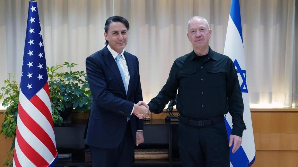 U.S. envoy Amos Hochstein with Defense Minister Yoav Gallant (Photo: Defense Ministry) יואב גלנט בפגישה עם עמוס הוכשטיין
