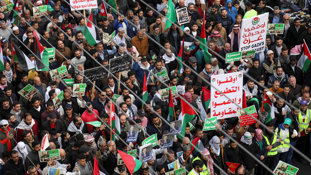 Pro-Palestinian demonstration in Amman, Jordan early this month (Photo: Alaa Al-Sukhni / Reuters ) תפילה המונית בירדן כמפגן מחאה לטובת תושבי עזה - מלחמת חרבות ברזל