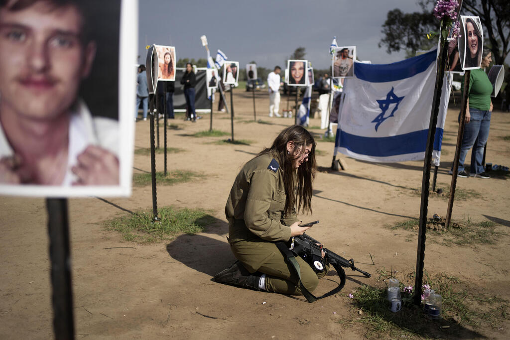אירוע הזיכרון בזירת הטבח בפסטיבל "נובה" (צילום: AP Photo/Maya Alleruzzo) איתי רגב, באיזור המסיבת טבע "נובה" ליד רעים