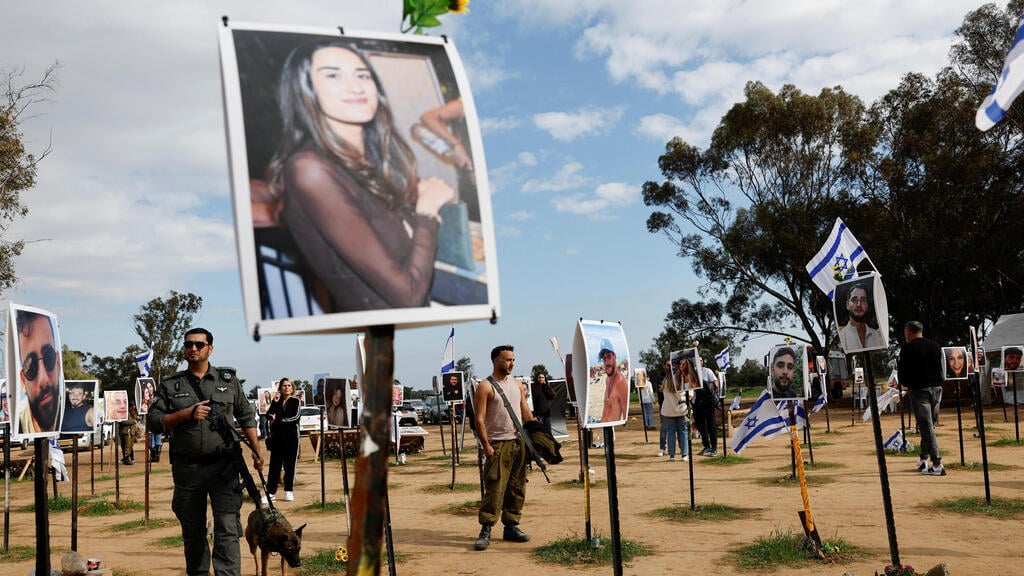 Memorial for the victims of the Nova Music Festival in southern Israel (Photo: Reuters /Tyrone Siu) מסיבת הטבע "נובה" ליד רעים