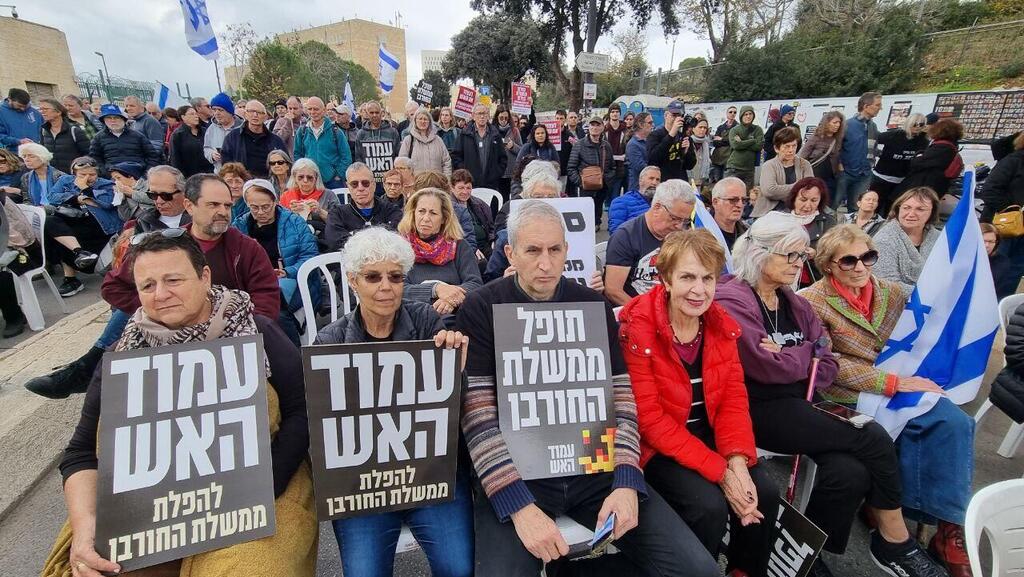 המחאה מול הכנסת, היום (צילום: עמית שאבי ) מחאה מול כנסת ישראל כנגד פעולות הממשלה בעת הלחימה