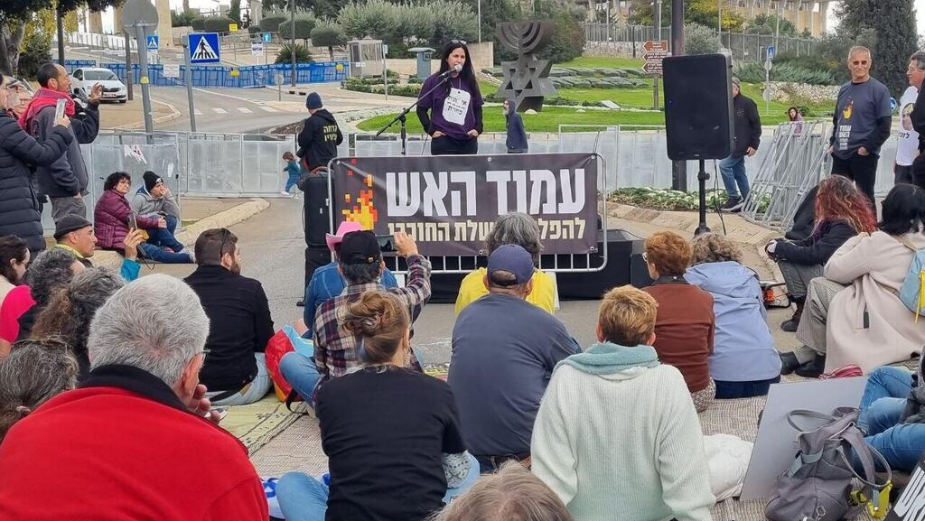 המפגינים צעקו: "אי אמון עכשיו" (צילום: עמית שאבי ) מחאה מול כנסת ישראל כנגד פעולות הממשלה בעת הלחימה