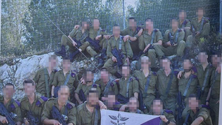 לוחמי צה"ל שחזרו את התמונה שמצאו בספר לימוד של חמאס במרחב ג'באליה
