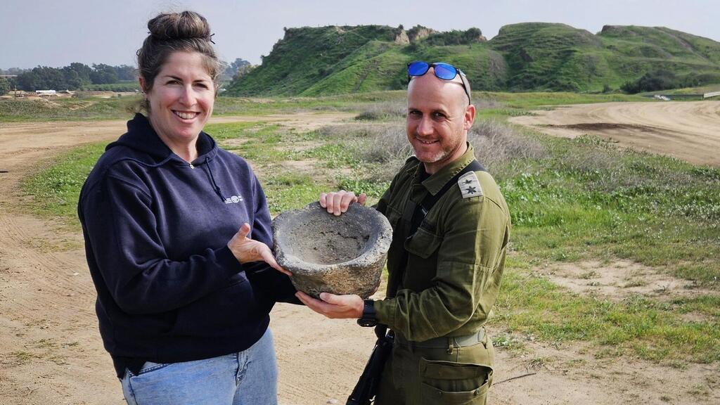Lt. Col. Amizur with Sara Tal from the Israel Antiquities Authority with the millstone (Photo: Elon Glick) סא"ל במיל' יאיר עמיצור ושרה טל מרשות העתיקות עם המכתש