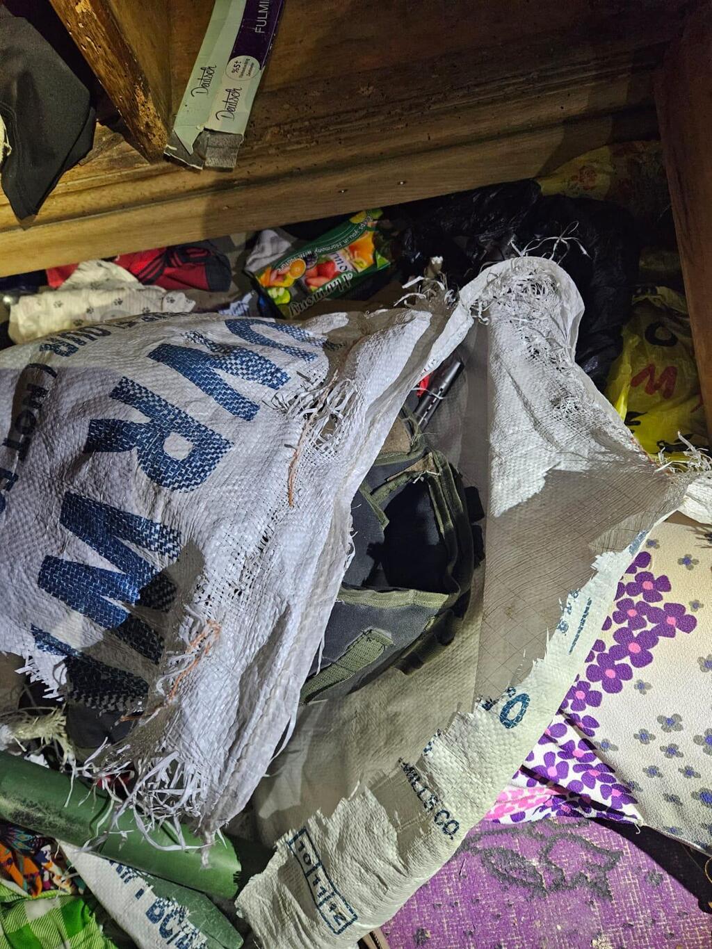 אמצעי לחימה שנמצאו בשק של אונר"א ברצועה (צילום: דובר צה"ל) תיעוד מאמצעי הלחימה שאיתרו לוחמי חטיבת כפיר בשק של אונר"א