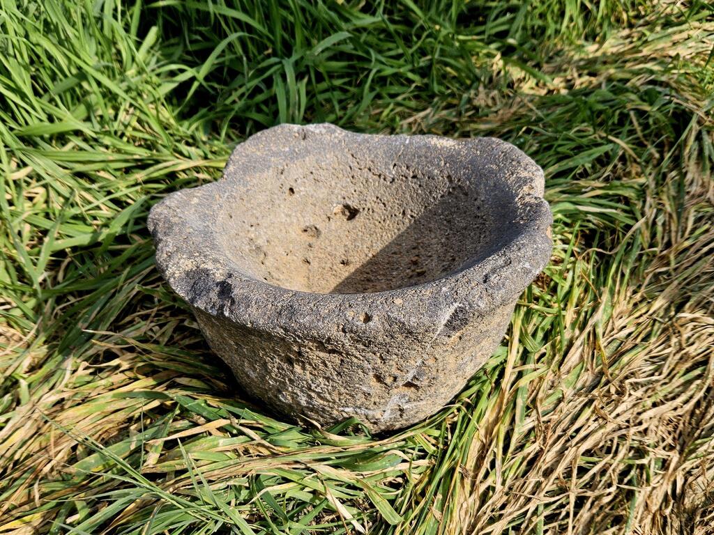 IDF finds ancient millstone used for grinding wheat (Photo: Sara Tal, Israel Antiquities Authority) המכתש מבזלת הובא ממקום מרוחק