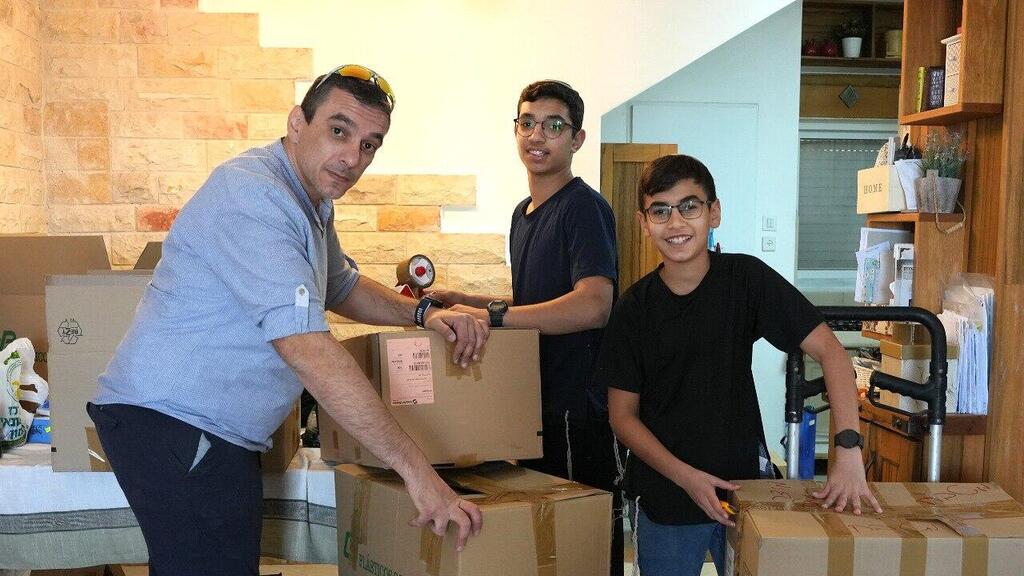 "לא נחזור למדיניות של טפטופים ומחבלים על הגדרות". עמי ושניים מילדיו (צילום: אפי שריר ) משפחת חיוט מקרית שמונה עוזבים את ביתם שבעיר בעקבות המלחמה