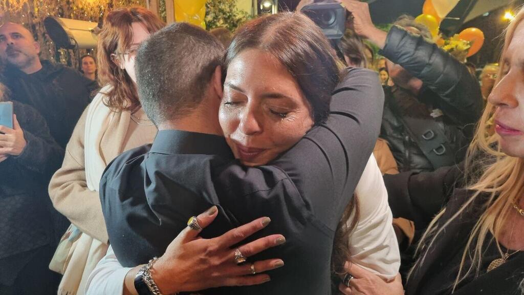 חיבוק עם ראש העיר (צילום: אילנה קוריאל) מורן סטלה ינאי חוזרת לבאר שבע אחרי שיקום
