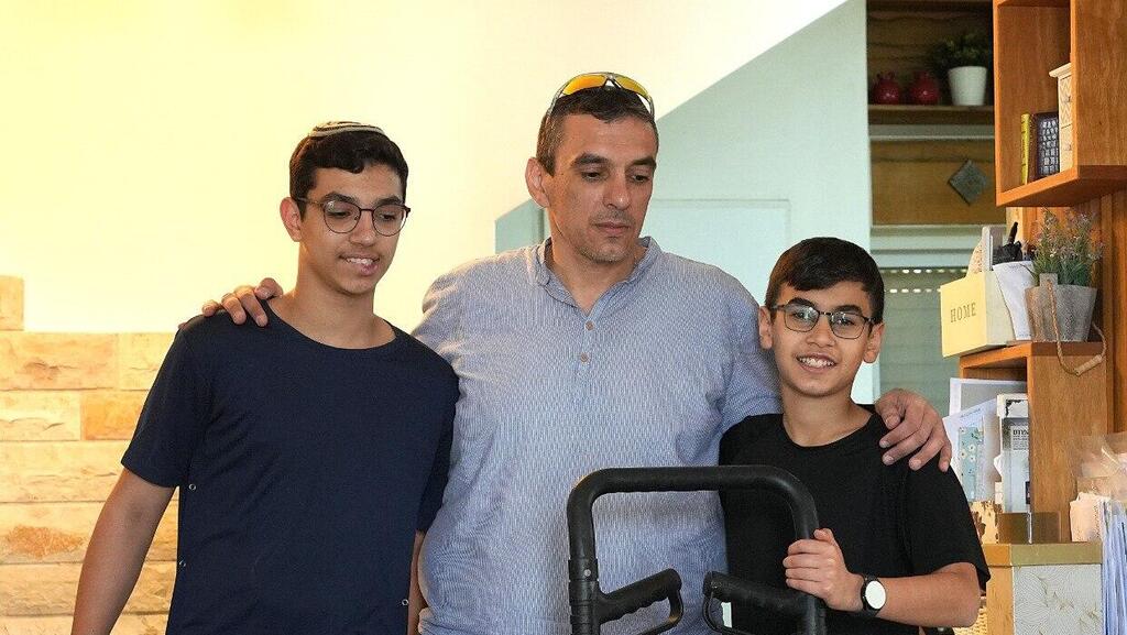 "לא ייתכן שעשרות אלפי תושבים נודדים ממלון לדירות שכורות ולא רואים את הסוף" (צילום: אפי שריר ) משפחת חיוט מקרית שמונה עוזבים את ביתם שבעיר בעקבות המלחמה