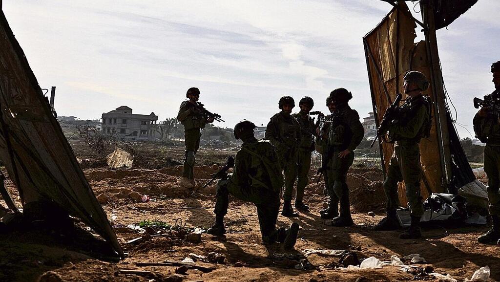 איך דואגים שהמדינה לא תחזור להיות מה שהייתה ב־6 באוקטובר?. חיילי צה''ל בעזה (צילום: רויטרס) חיילי צה"ל בעזה