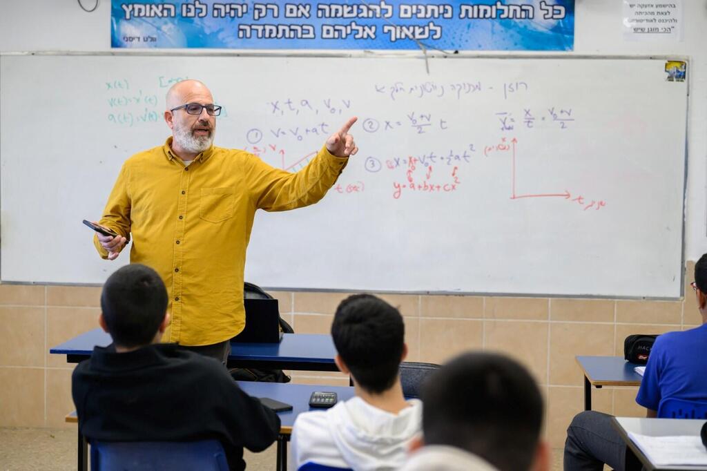 פרופ' עודד פרגו, ראש המחלקה להנדסה ביו-רפואית באוניברסיטת בן-גוריון בנגב, בשיעור פיזיקה בתיכון (צילום: דני מכליס, אוניברסיטת בן-גוריון) פרופ' עודד פרגו, ראש המחלקה להנדסה ביו-רפואית באוניברסיטת בן-גוריון בנגב, בשיעור פיזיקה בתיכון
