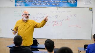 פרופ' עודד פרגו, ראש המחלקה להנדסה ביו-רפואית באוניברסיטת בן-גוריון בנגב, בשיעור פיזיקה בתיכון