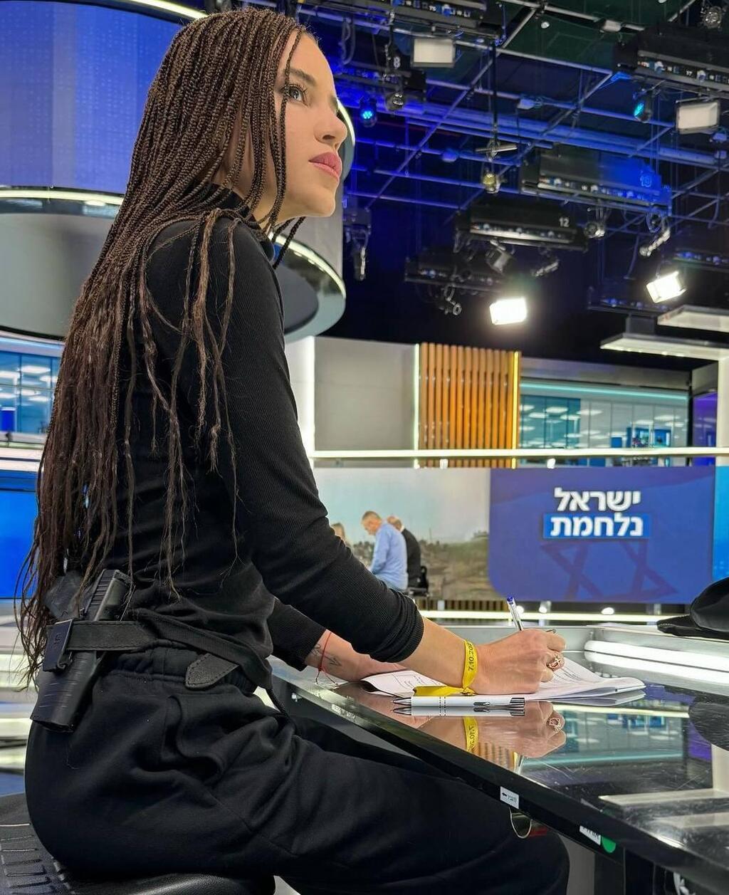 התמונה שהעלתה לאינסטגרם (צילום: אינסטגרם) נטלי דדון אקדח