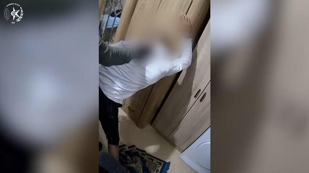 לוחמים ולוחמות בעת המעצר (צילום: דוברות המשטרה) לוחמי מתיל"ן של מג"ב ובלשי ימ"ר של מחוז ירושלים עוצרים שני מחבלים תומכי ארגון טרור דעאש
