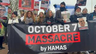 משפחות החטופים על רקע בית הדין בהאג