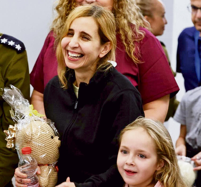 "בנינו לה סיפור לכל דבר בשבי". דניאל ואמיליה אלוני ביום השחרור | צילום: דוברות מרכז שניידר yk13756122