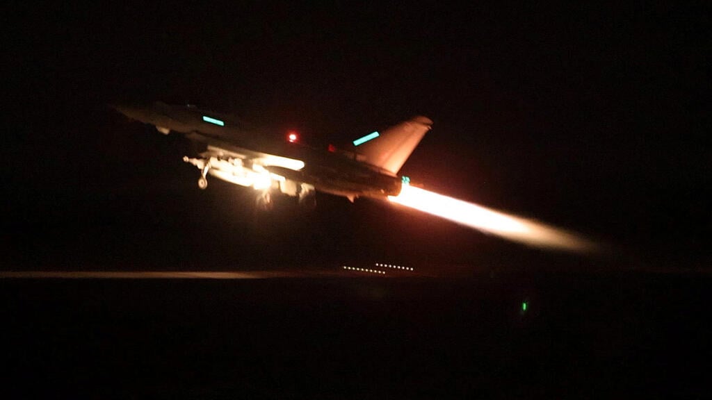 U.S., UK navy jets strike Houthi targets in Yemen on Friday (Photo: / UK MOD / Handout / Reuters ) ארה"ב ובריטניה תוקפות את החות'ים בתימן