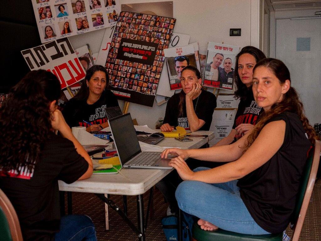 בתוך חמ"ל למען החטופים והחטופות של קיבוץ בארי (צילום: יובל חן) חמ|ל למען החטופים והחטופות שפועל מחדר בבית מלון דיויד בים המלח של קיבוץ בארי