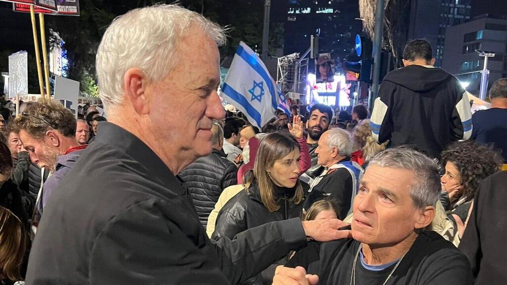 בני גנץ בעצרת 100 ימים שבהם החטופים עדיין בשבי חמאס, בכיכר החטופים בתל אביב