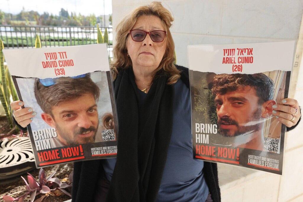 "אני לא ישנה בלילות כמעט". סילביה קוניו עם תמונות בניה (צילום: גדי קבלו) סילביה קוניו אמא של דוד ואריאל קוניו שחטופים בעזה מציינים 100 ימי בשבי