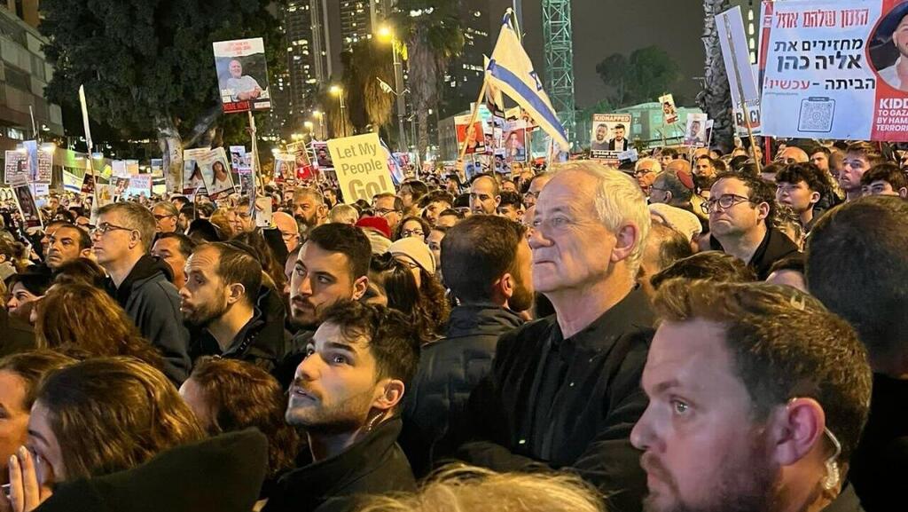 בני גנץ בעצרת 100 ימים שבהם החטופים עדיין בשבי חמאס, בכיכר החטופים בתל אביב