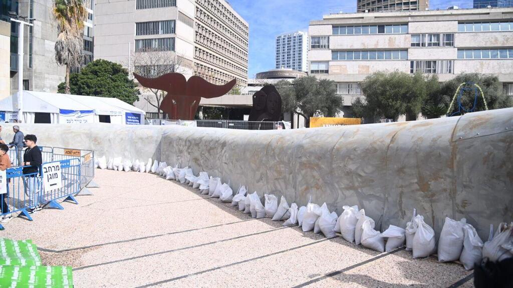 Tunnel built in Tel Aviv's hostage square (Photo: Yair Sagi) מיצג מנהרה בכיכר החטופים בתל אביב