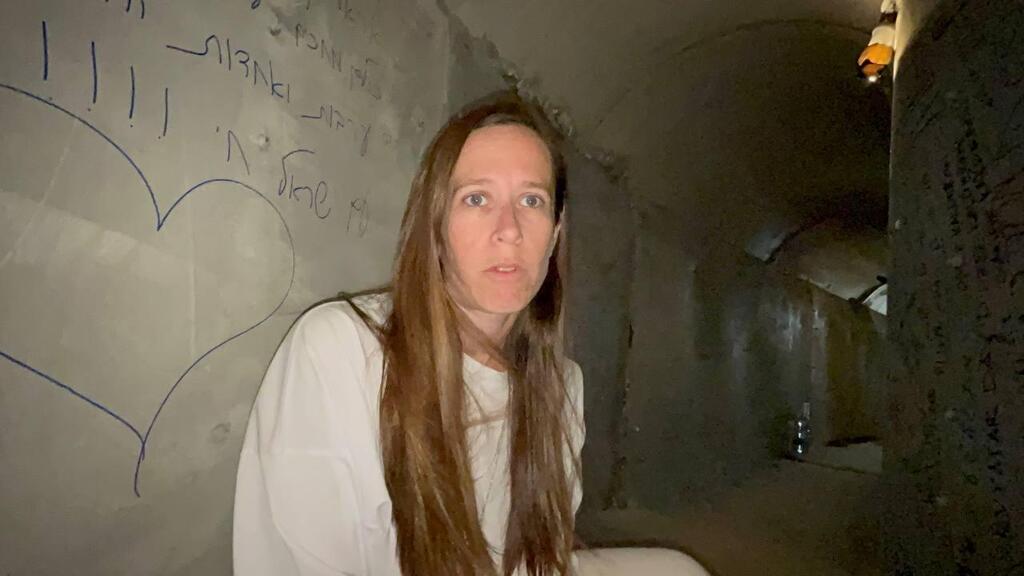 Inbar Goldstein in a tunnel built to illustrate how hostages are held in Gaza ענבר גולדשטיין במיצג המנהרה בכיכר החטופים בתל אביב