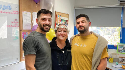 טליה ברמן עם בניה זיו (מימין) וגלי. "בעלי לא אכל ושתה אחרי שנחטפו ואושפז לחודש וחצי" yk13757223