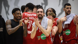 שחקן הפועל ת"א בר טימור עם תומר גינת