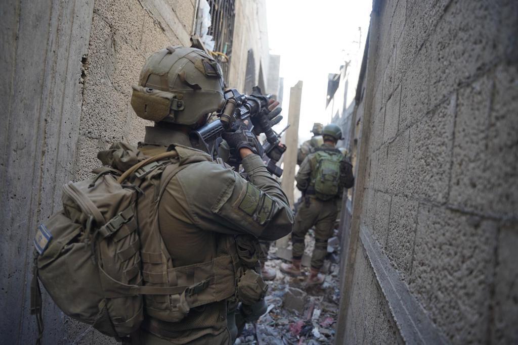 IDF forces operating in the Strip (Photo: IDF Spokesperson's Unit) מצבור פצצות מרגמה, מטענים, נשקי קאלצ'ניקוב ומדים של לוחמי נוח’בה; לוחמי חטיבת כפיר נלחמים בחאן יונס