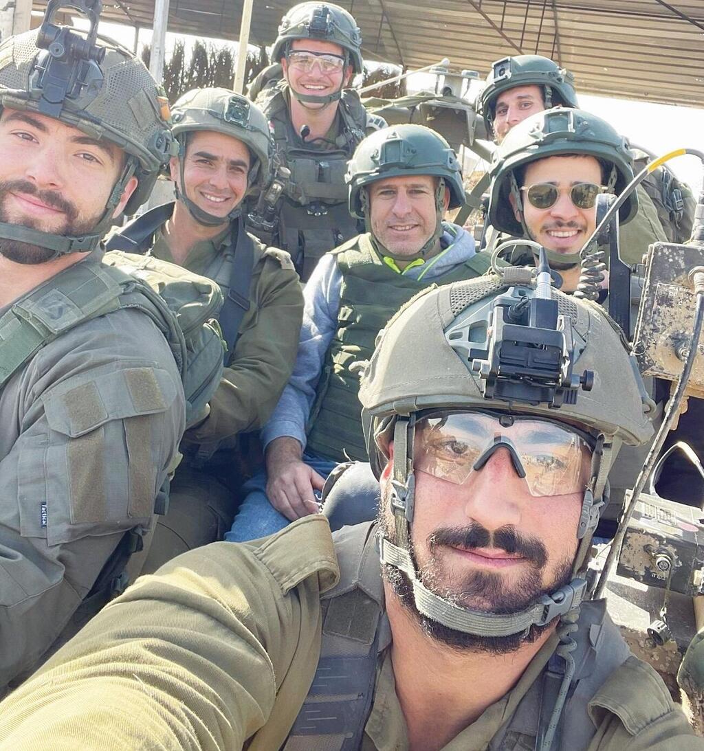 העיקר לקחת חלק במלחמה הקיומית הזו. סלפי עם החיילים בעזה (צילום: מהאלבום הפרטי) סלפי של חנוך דאום עם החיילים בעזה