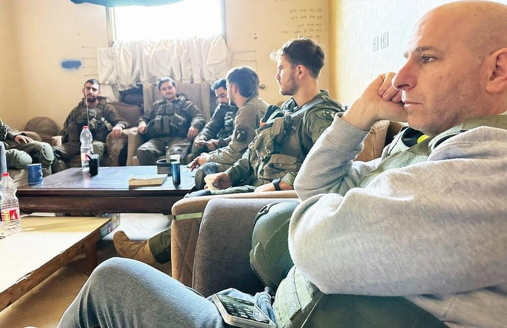 בישיבה עם הלוחמים בבית בחאן־יונס (צילום: מהאלבום הפרטי) חנוך דאום בישיבה עם הלוחמים בבית בחאן־יונס