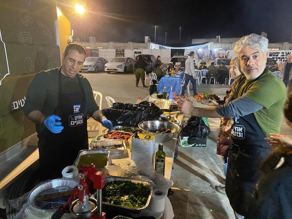 קרמר (מימין): "אין סיפוק גדול יותר מלדאוג לחיילים הלוחמים" אחים לנשק