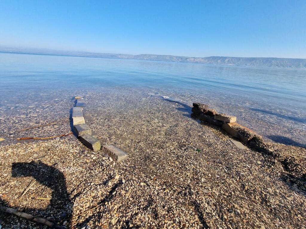 החוף בכינרת ליד חמת טבריה