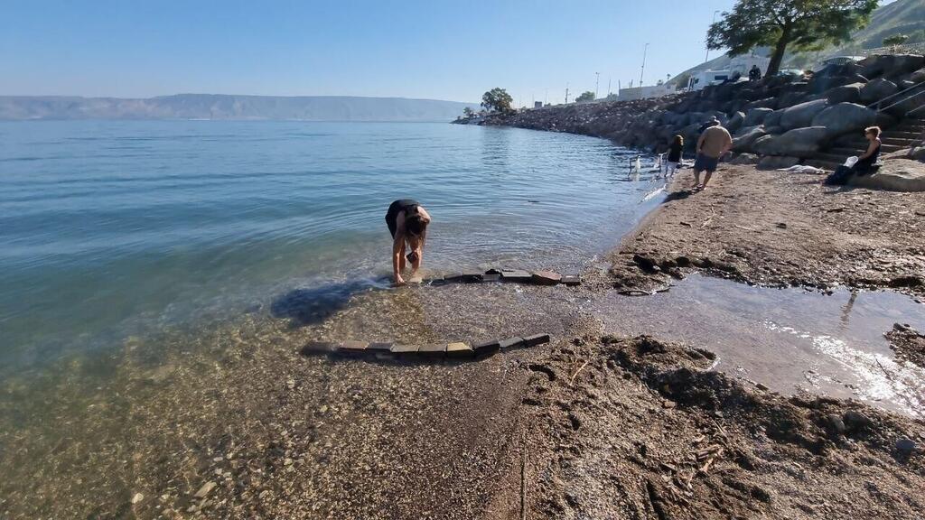 החוף בכינרת ליד חמת טבריה