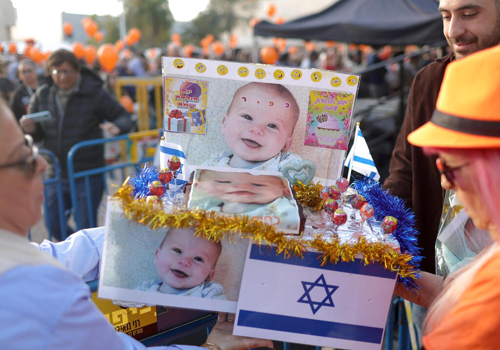 מציינים את יום הולדת השנה של כפיר ביבס בכיכר החטופים (צילום: EPA/ABIR SULTAN) מציינים את יום הולדת השנה של כפיר ביבס בכיכר החטופים