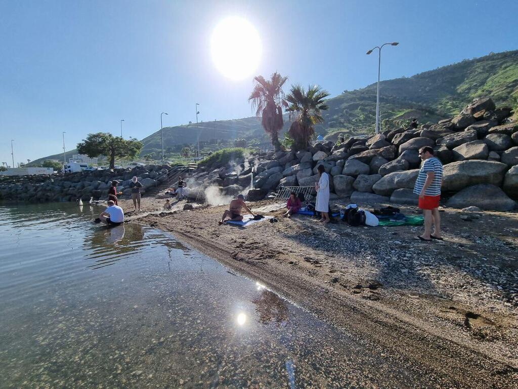 החוף בכינרת ליד חמת טבריה