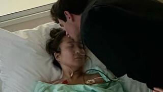 אשלי פארק בבית החולים, לצדה בן זוגה פול פורמן