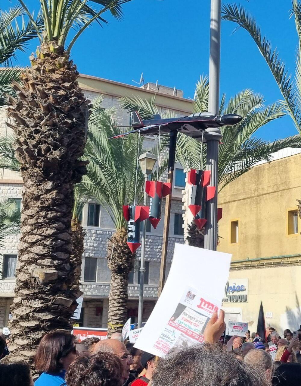 דגם המטוס והטילים שסולק גם הוא מההפגנה הפגנת שותפות לשלום של מפלגת חדש נגד המשך המלחמה