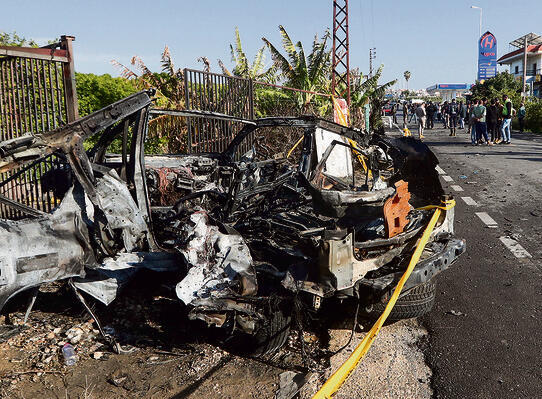 לבנון: המכונית שהופצצה סמוך לצור, אתמול | צילום: Mohammad Zaatari , אי־פי yk13765978