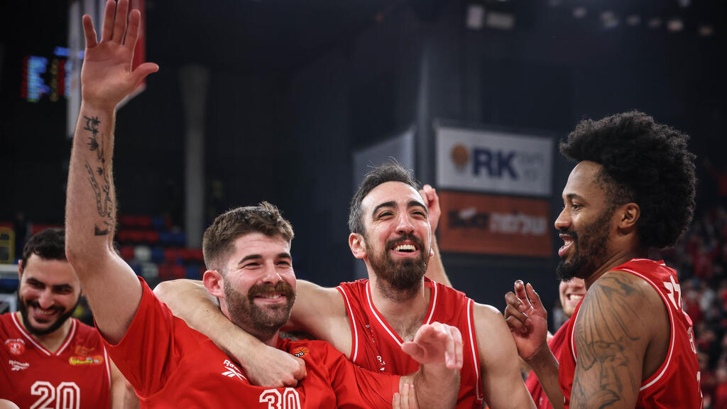 עוד מוקדם מאוד, אבל לפחות המטרה הראשונה בהישג יד. שחקני הפועל ת"א (צילום: עוז מועלם) הפועל ת"א מכבי ת"א דרבי