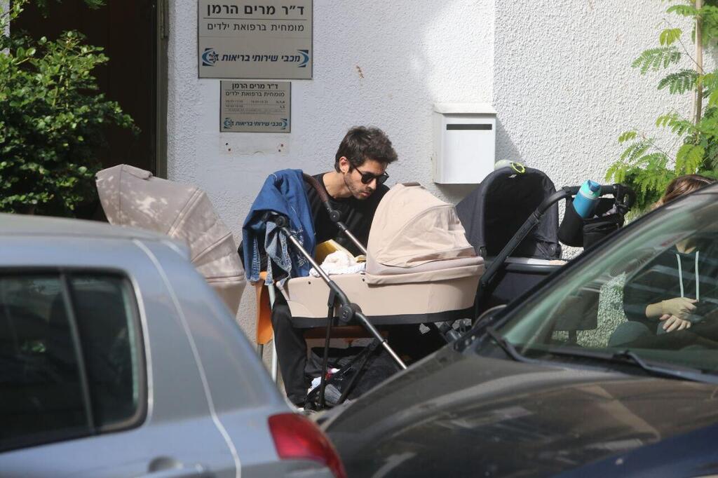 פפראצי שי גבסו תינוק 