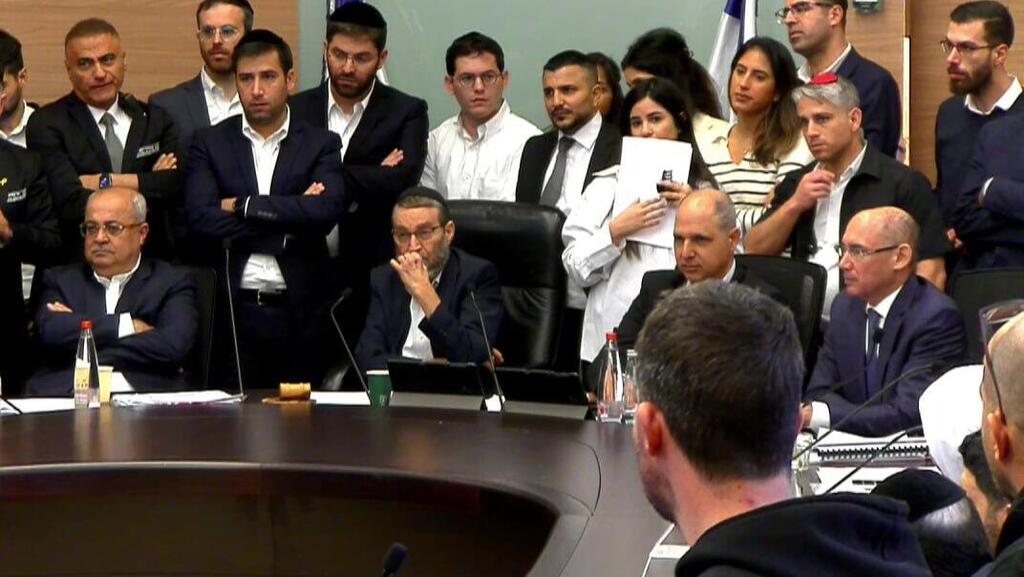 צילום: ערוץ כנסת משפחות החטופים התפרצו לוועדת הכספים בכנסת