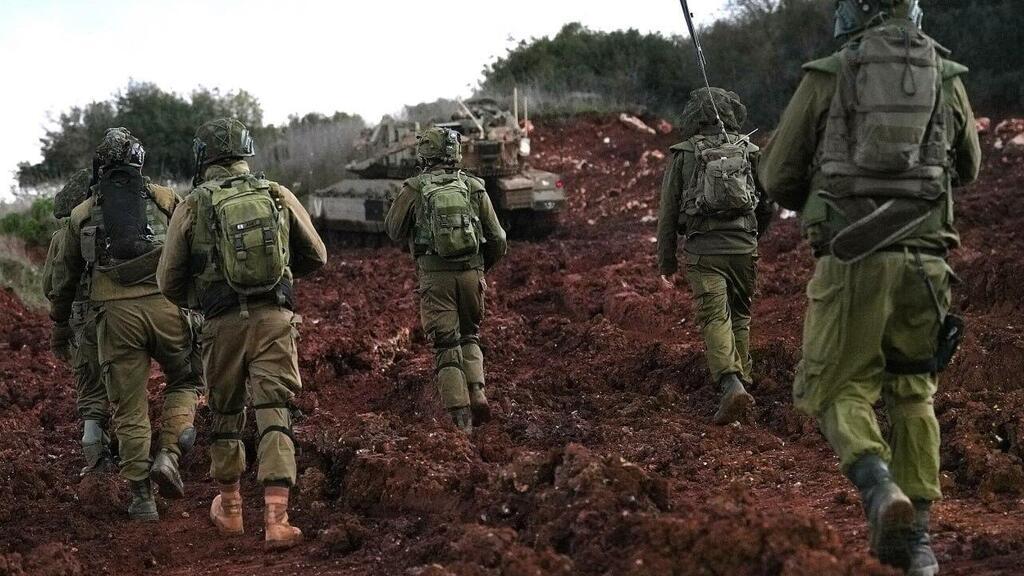 העסק שמחכה מאחור, הלימודים באקדמיה שהחלו בלעדיהם. הלוחמים בצפון (צילום: אפי שריר) יאיר קראוס בפעילות מבצעית עם לוחמים בגבול לבנון