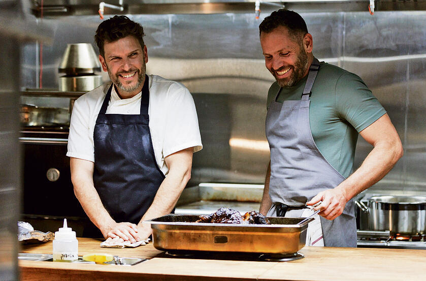 אווירת מילואים של צחוקים וחיקויים. ב'הטַּבח' yk13768904