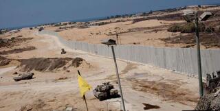 IDF tanks along the Gaza border with Egypt before the Israeli withdrawal from the Strip in 2005 