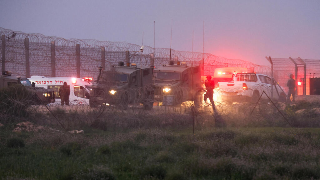 DF forces near Gaza border with Israel after mass casualty incident (Photo: REUTERS/Amir Cohen) פינוי פצועים בגבול רצועת עזה
