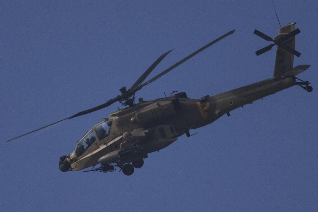 IDF Apache helicopter in Gaza (Photo: AP /Leo Correa) מסוק אפאצ'י של צה"ל בגבול הרצועה