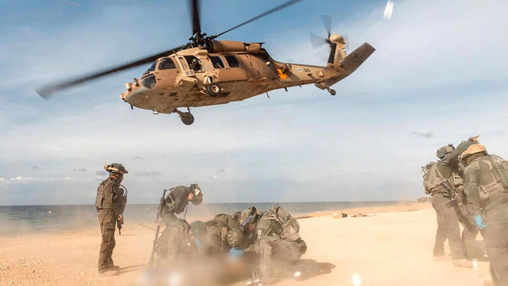 ''במסוק, התחושה היא שכל חייל הוא בן משפחה''. 669 בפעולה בעזה (צילום: AFP, דובר צה"ל) ''במסוק, התחושה היא שכל חייל הוא בן משפחה''. 669 בפעולה בעזה
